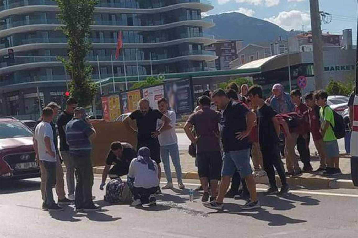 Otomobilin çarptığı kadın ağır yaralandı Otomobilin çarptığı kadın ağır yaralandı